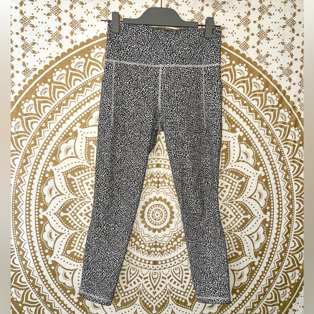 ✨HP✨ “ATHLETA” LADIES OFF WHITE & BLACK ANIMAL PRINT LEGGING WITH POCKETS SIZE S
